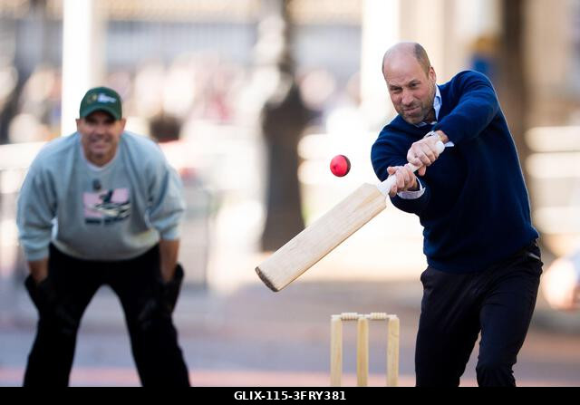 A walesi herceg ütőjáték közben csatlakozik az Egyesült Királyságból és Indiából érkező krikettsztárokhoz, a Tailenders és a Backyard Cricket csapa...