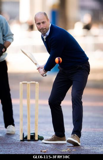 A walesi herceg ütőjáték közben csatlakozik az Egyesült Királyságból és Indiából érkező krikettsztárokhoz, a Tailenders és a Backyard Cricket csapa...