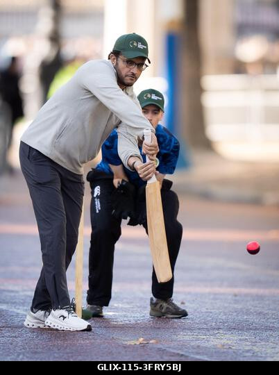 Sourav Ganguly krikettjátékos walesi hercegként csatlakozik az Egyesült Királyságból és Indiából érkező krikettsztárokhoz, a Tailenders és a Backya...