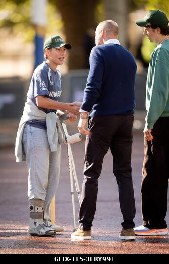 Issy Wong krikettjátékos köszönti a walesi herceget, valamint az Egyesült Királyság és India krikettsztárjait, a Tailenders és a Backyard Cricket c...