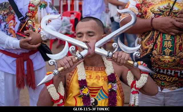 Egy hívő ül, miután piercinget kapott a Lim Hu Tai Su szentélyben az éves Vegetáriánus Fesztiválon Phuket városában, Thaiföldön. A fesztivál jelent...