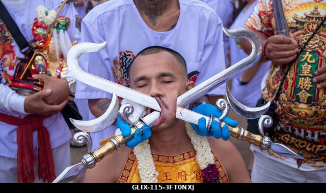 Egy hívő ül, miután piercinget kapott a Lim Hu Tai Su szentélyben az éves Vegetáriánus Fesztiválon Phuket városában, Thaiföldön. A fesztivál jelent...
