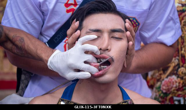 Egy hívőt piercingeznek a Lim Hu Tai Su szentélyben a thaiföldi Phuket városában megrendezett éves Vegetáriánus Fesztiválon. A fesztivál jelentős l...