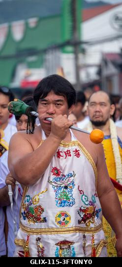 Egy hívő menetel a Lim Hu Tai Su szentélyből a thaiföldi Phuket városában megrendezett éves Vegetáriánus Fesztiválon. A fesztivál jelentős lendület...