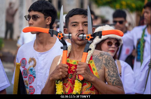 Egy hívő menetel a Lim Hu Tai Su szentélyből a thaiföldi Phuket városában megrendezett éves Vegetáriánus Fesztiválon. A fesztivál jelentős lendület...