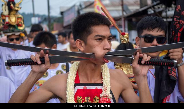 Egy hívő menetel a Lim Hu Tai Su szentélyből a thaiföldi Phuket városában megrendezett éves Vegetáriánus Fesztiválon. A fesztivál jelentős lendület...