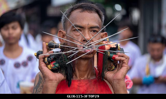 Egy hívő menetel a Lim Hu Tai Su szentélyből a thaiföldi Phuket városában megrendezett éves Vegetáriánus Fesztiválon. A fesztivál jelentős lendület...