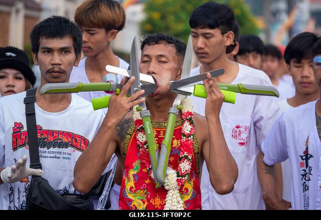 Egy hívő menetel a Lim Hu Tai Su szentélyből a thaiföldi Phuket városában megrendezett éves Vegetáriánus Fesztiválon. A fesztivál jelentős lendület...