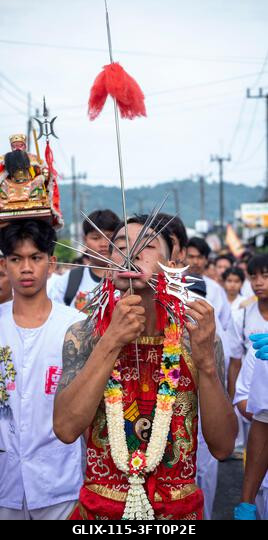 Egy hívő menetel a Lim Hu Tai Su szentélyből a thaiföldi Phuket városában megrendezett éves Vegetáriánus Fesztiválon. A fesztivál jelentős lendület...