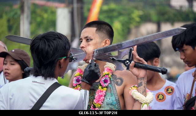 Egy hívő menetel a Lim Hu Tai Su szentélyből a thaiföldi Phuket városában megrendezett éves Vegetáriánus Fesztiválon. A fesztivál jelentős lendület...