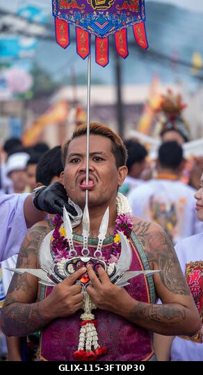Egy hívő menetel a Lim Hu Tai Su szentélyből a thaiföldi Phuket városában megrendezett éves Vegetáriánus Fesztiválon. A fesztivál jelentős lendület...