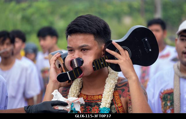 Egy hívő menetel a Lim Hu Tai Su szentélyből a thaiföldi Phuket városában megrendezett éves Vegetáriánus Fesztiválon. A fesztivál jelentős lendület...
