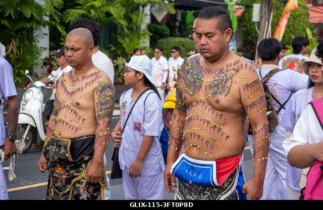 Egy hívő menetel a Lim Hu Tai Su szentélyből a thaiföldi Phuket városában megrendezett éves Vegetáriánus Fesztiválon. A fesztivál jelentős lendület...