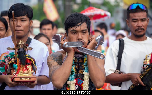 Egy hívő menetel a Lim Hu Tai Su szentélyből a thaiföldi Phuket városában megrendezett éves Vegetáriánus Fesztiválon. A fesztivál jelentős lendület...