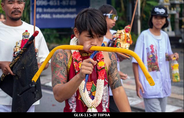 Egy hívő menetel a Lim Hu Tai Su szentélyből a thaiföldi Phuket városában megrendezett éves Vegetáriánus Fesztiválon. A fesztivál jelentős lendület...