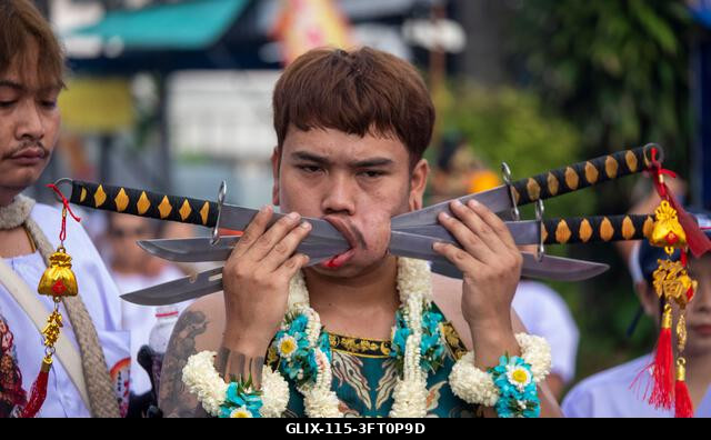 Egy hívő menetel a Lim Hu Tai Su szentélyből a thaiföldi Phuket városában megrendezett éves Vegetáriánus Fesztiválon. A fesztivál jelentős lendület...