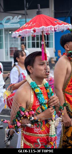 Egy hívő menetel a Lim Hu Tai Su szentélyből a thaiföldi Phuket városában megrendezett éves Vegetáriánus Fesztiválon. A fesztivál jelentős lendület...
