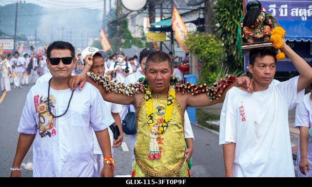 Egy hívő menetel a Lim Hu Tai Su szentélyből a thaiföldi Phuket városában megrendezett éves Vegetáriánus Fesztiválon. A fesztivál jelentős lendület...