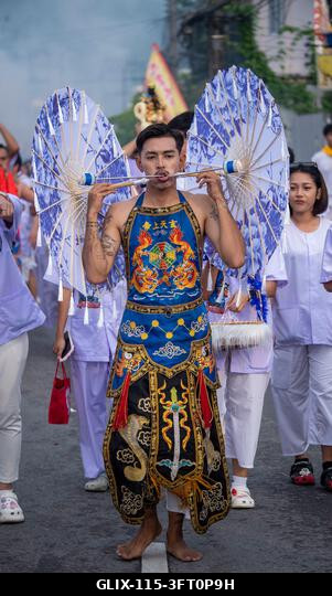 Egy hívő menetel a Lim Hu Tai Su szentélyből a thaiföldi Phuket városában megrendezett éves Vegetáriánus Fesztiválon. A fesztivál jelentős lendület...