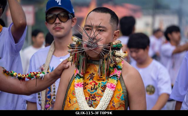 Egy hívő menetel a Lim Hu Tai Su szentélyből a thaiföldi Phuket városában megrendezett éves Vegetáriánus Fesztiválon. A fesztivál jelentős lendület...