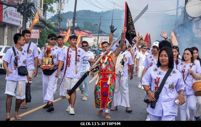 Egy hívő menetel a Lim Hu Tai Su szentélyből a thaiföldi Phuket városában megrendezett éves Vegetáriánus Fesztiválon. A fesztivál jelentős lendület...