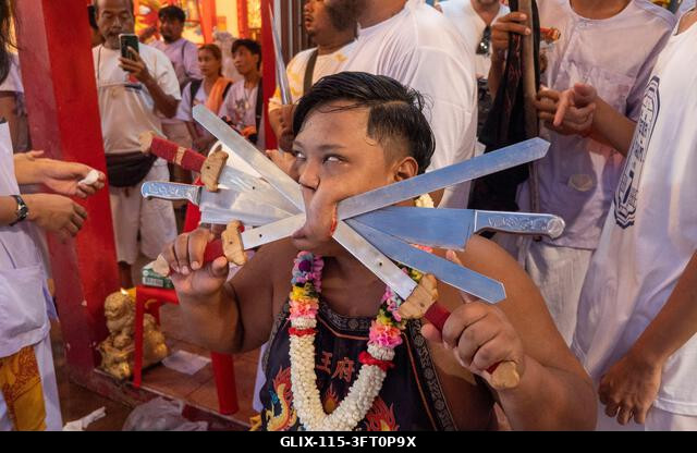 Egy hívő menetel a Lim Hu Tai Su szentélyből a thaiföldi Phuket városában megrendezett éves Vegetáriánus Fesztiválon. A fesztivál jelentős lendület...