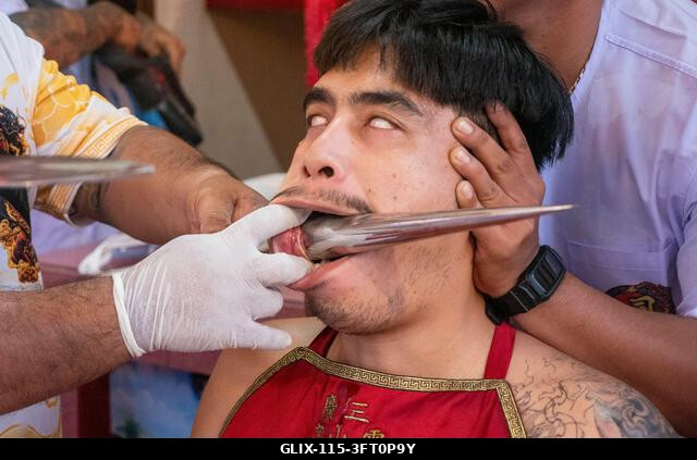 Egy hívő menetel a Lim Hu Tai Su szentélyből a thaiföldi Phuket városában megrendezett éves Vegetáriánus Fesztiválon. A fesztivál jelentős lendület...