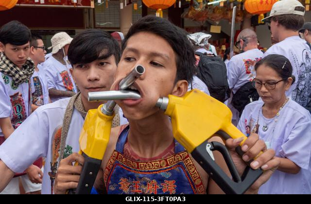 Egy hívő menetel a Lim Hu Tai Su szentélyből a thaiföldi Phuket városában megrendezett éves Vegetáriánus Fesztiválon. A fesztivál jelentős lendület...