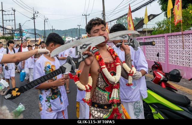 Egy hívő menetel a Lim Hu Tai Su szentélyből a thaiföldi Phuket városában megrendezett éves Vegetáriánus Fesztiválon. A fesztivál jelentős lendület...