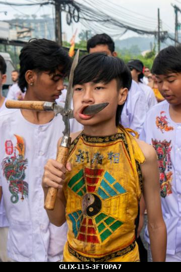 Egy hívő menetel a Lim Hu Tai Su szentélyből a thaiföldi Phuket városában megrendezett éves Vegetáriánus Fesztiválon. A fesztivál jelentős lendület...
