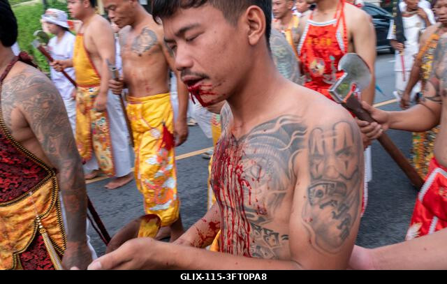 Egy hívő elvágta a nyelvét a Lim Hu Tai Su szentélyből induló felvonulás során az éves Vegetáriánus Fesztiválon Phuket városában, Thaiföldön. A fes...