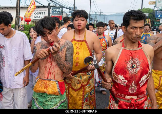 Egy hívő elvágta a nyelvét a Lim Hu Tai Su szentélyből induló felvonulás során az éves Vegetáriánus Fesztiválon Phuket városában, Thaiföldön. A fes...