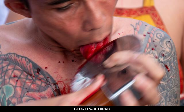 Egy hívő elvágta a nyelvét a Lim Hu Tai Su szentélyből induló felvonulás során az éves Vegetáriánus Fesztiválon Phuket városában, Thaiföldön. A fes...