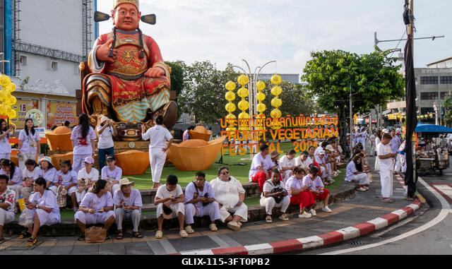 Udvarosok várják a Lim Hu Tai Su szentélyből induló felvonulást a thaiföldi Phuket városában megrendezett éves Vegetáriánus Fesztiválon. A fesztivá...