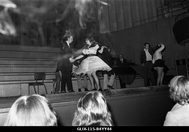 Chuck Berry koncertlázadás 1975 rajongók csavarják, táncolnak a színpadon