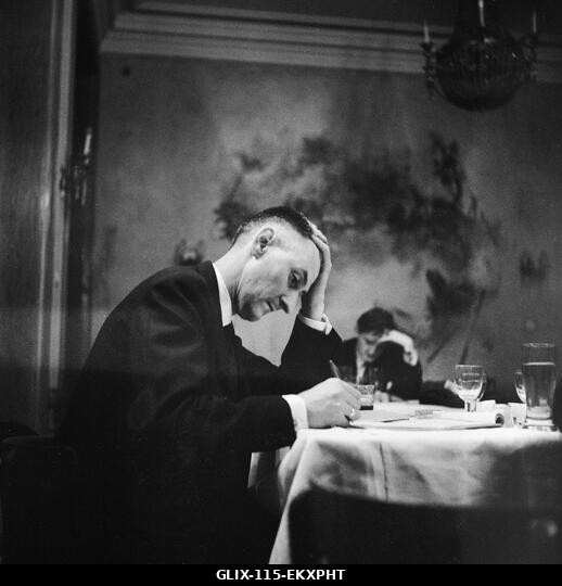 Magyar forradalom. Egy azonosítatlan magyar férfi ír egy asztalnál egy étteremben. 1956. október 31.