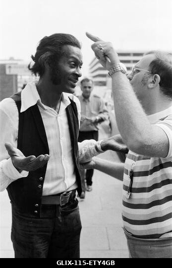 Chuck Berry megérkezik a londoni Heathrow repülőtérre. 1972. augusztus 3.
