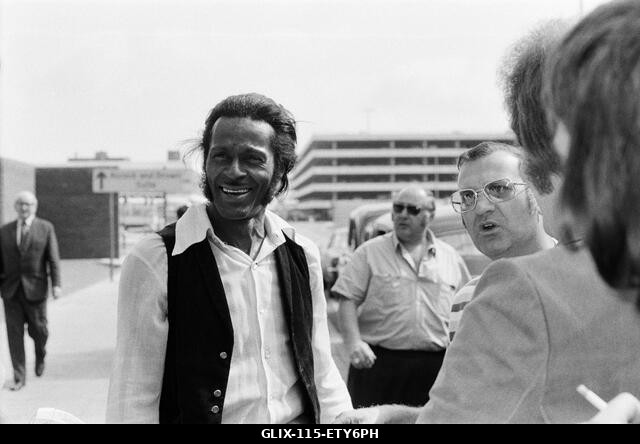 Chuck Berry megérkezik a londoni Heathrow repülőtérre. 1972. augusztus 3.