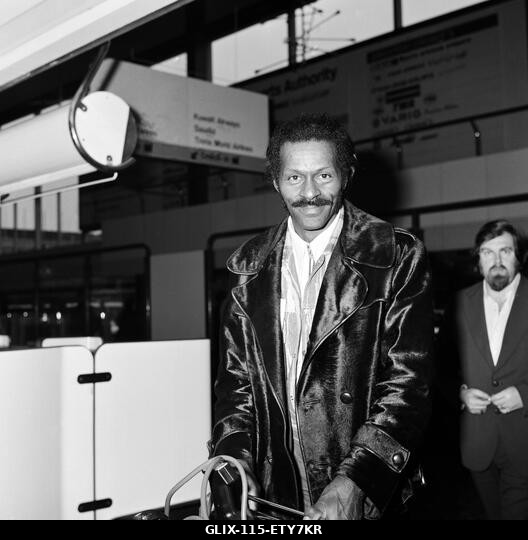 Chuck Berry megérkezik a londoni Heathrow repülőtérre. 1975. március 7.