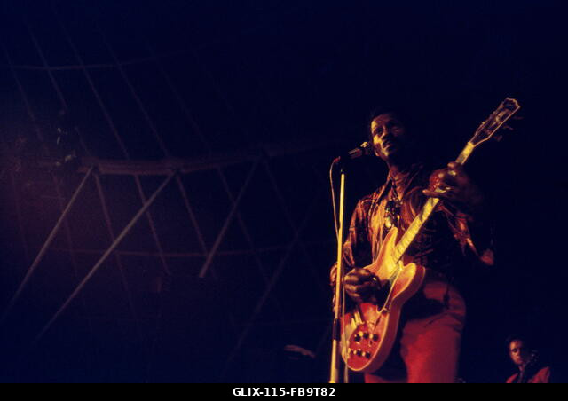 Chuck BERRY a színpadon. - 1972 - Franciaország / Ile-de-France (régió) / Párizs - Chuck BERRY a színpadon. - Chuck BERRY ; - Élőben a The Villette...