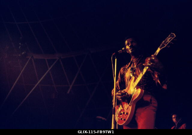 Chuck BERRY a színpadon. - 1972 - Franciaország / Ile-de-France (régió) / Párizs - Chuck BERRY a színpadon. - Chuck BERRY ; - Élőben a The Villette...