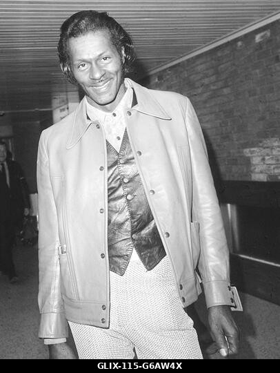 JÚNIUS 7.: Ezen a napon 1979-ben adócsalással vádolták meg Chuck Berry rockert. Chuck Berry a Heathrow repülőtéren.