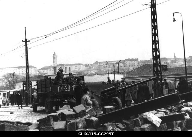 Budapest, orosz teherautó, amely fegyveres katonákat és egy fegyvert szállított, 1956 Magyarország - 1956-os magyar felkelés. Nemzeti Levéltár - Wa...