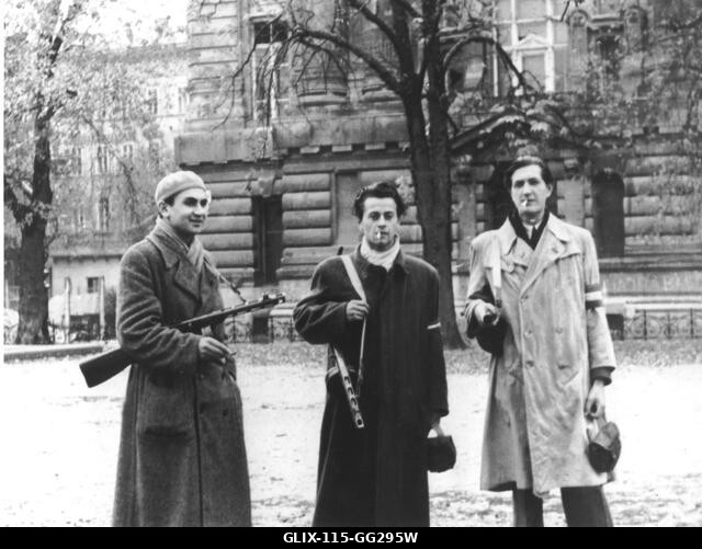 Budapest, felfegyverzett diákok az egyetem előtt. Karszalagjaikon a magyar zászló színei (piros, fehér, zöld) láthatók. 1956 Magyarország - 1956-os...