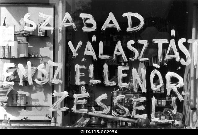1956, Budapest, egy kirakaton egy szlogen olvasható: „Szabad választás a...” 1956 Magyarország - 1956-os magyar felkelés Nemzeti Levéltár - Washington
