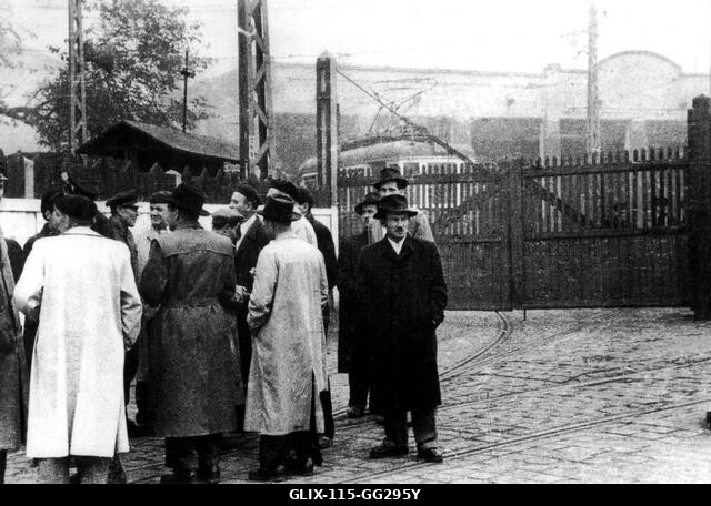 Budapest, munkások eltorlaszolták a villamosok kijáratát az 1956. december 13-i általános sztrájk alatt Magyarország - 1956-os magyar felkelés Nemz...