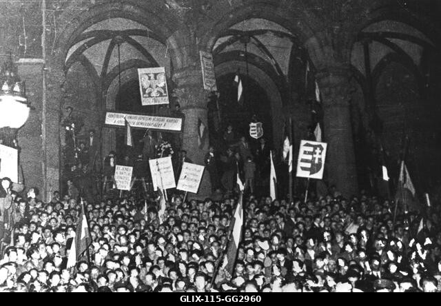 1956, Budapest, tüntetés a Parlament előtt, október 23-án éjjel. A sarló és kalapács már nem látható, de a magyar zászló jelképe megmaradt. 1956 Ma...