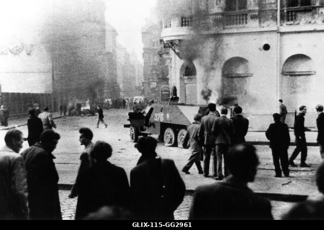 1956, Budapest, „Molotov-koktélt” dobtak egy orosz tankra. Magyarország – 1956-os magyar felkelés. Nemzeti Levéltár – Washington.