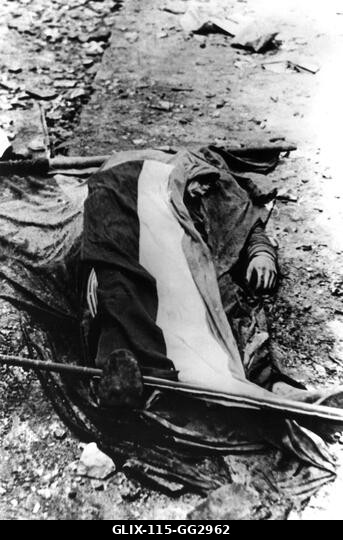 Budapest, magyar zászló takarja a szovjetellenes tüntetések során megölt tüntető földi maradványait. 1956 Magyarország - 1956-os magyar felkelés. N...