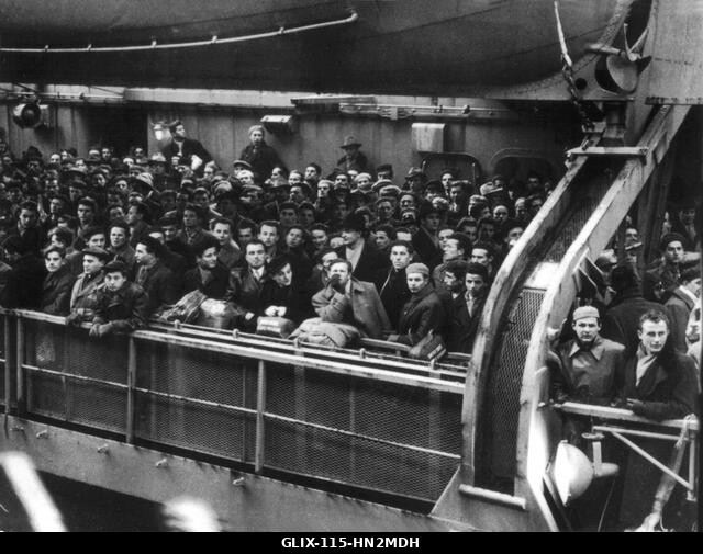 Magyar menekültek érkeztek az Egyesült Államokba (Brooklyn). A budapesti forradalom után menekültek el hazájukból. 1957. január 7. Magyarország - 1...